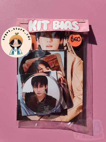 Kit Baias. Incluye 1 postal, 2 photocards, 3 polaroid, 1 pin